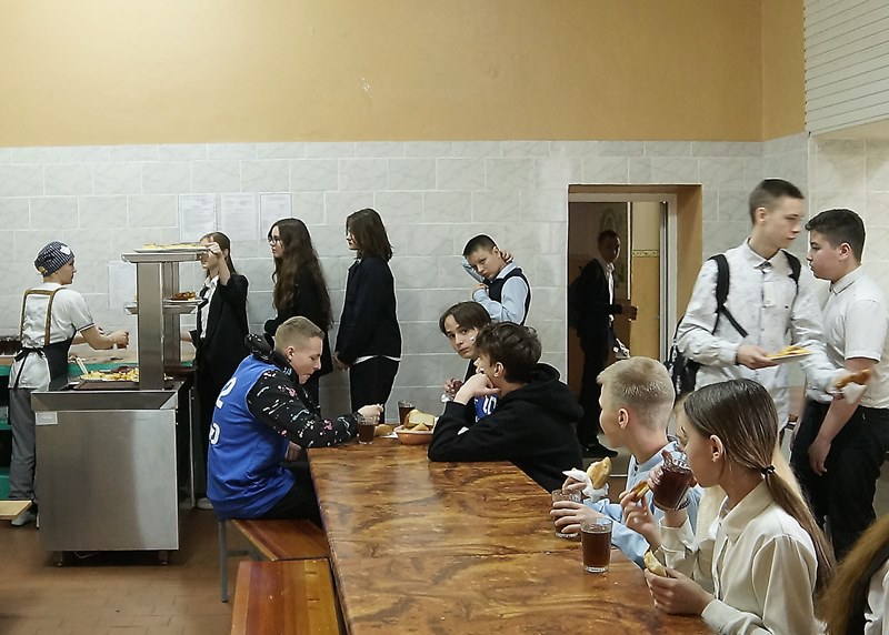 У буфета.